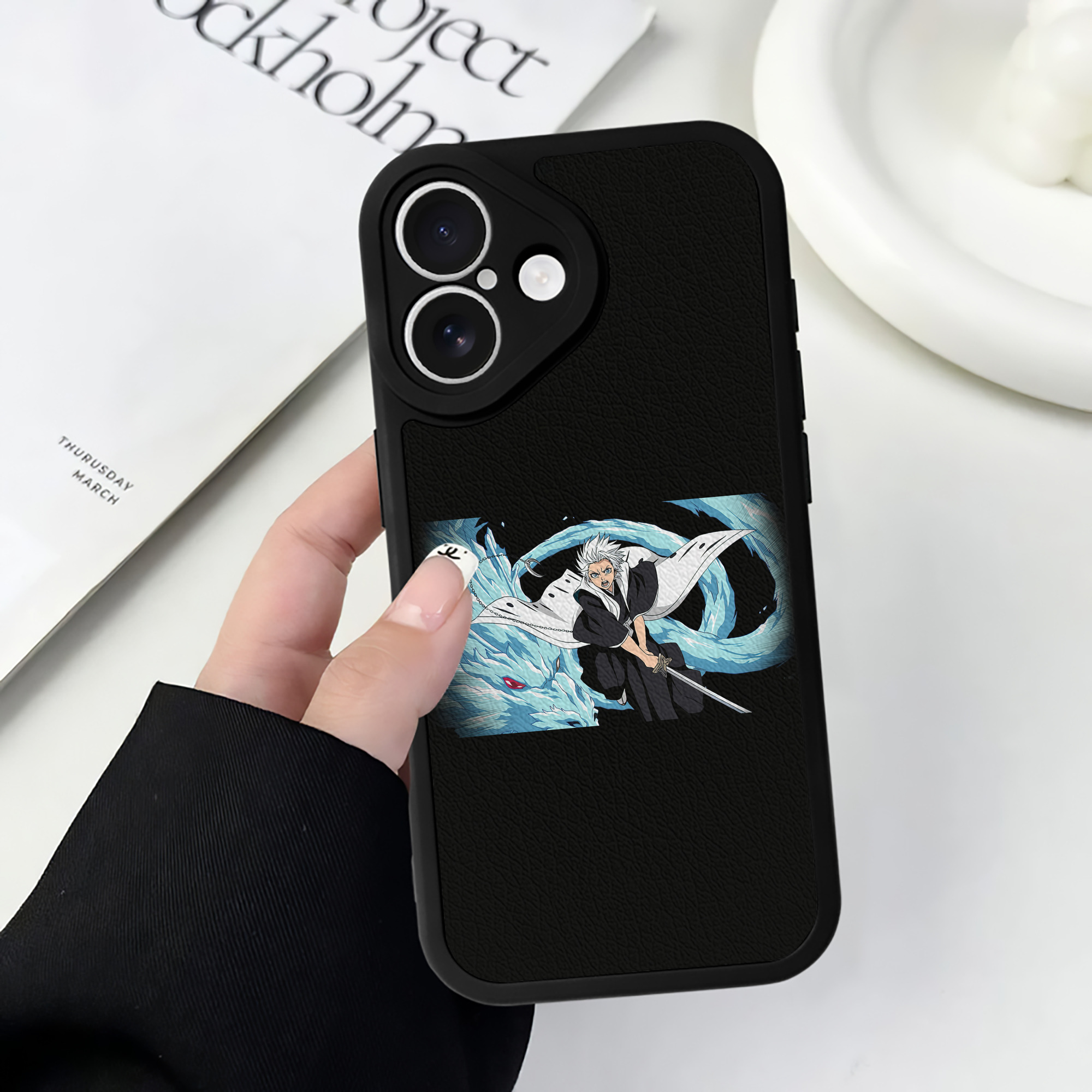 （画像用） ブリーチ 日番谷冬獅郎（ひつがや とうしろう） BLEACH Hitsugaya Toushirou 【iPhone 16シリーズ対応】シリコンスマホケース（レザー調） 材質：シリコン